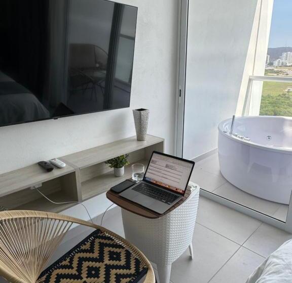 Suite Lujosa Con Jacuzzi Piso 14 Vista Al Mar