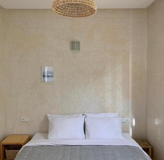 هاستل The Line Up