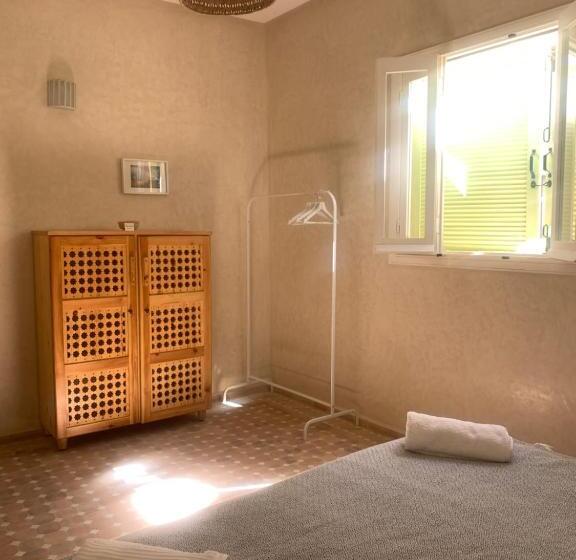 هاستل The Line Up