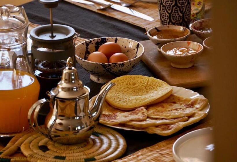 هاستل The Line Up