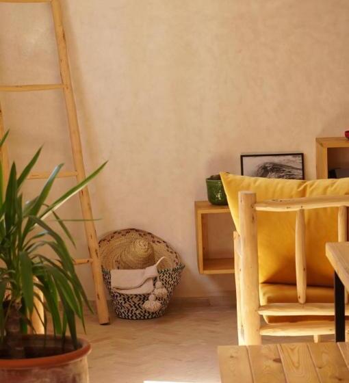 هاستل The Line Up