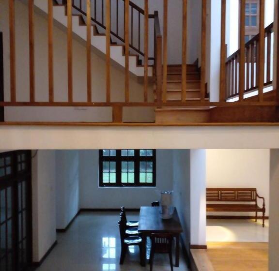 膳宿费 The Escape, Minuwangoda