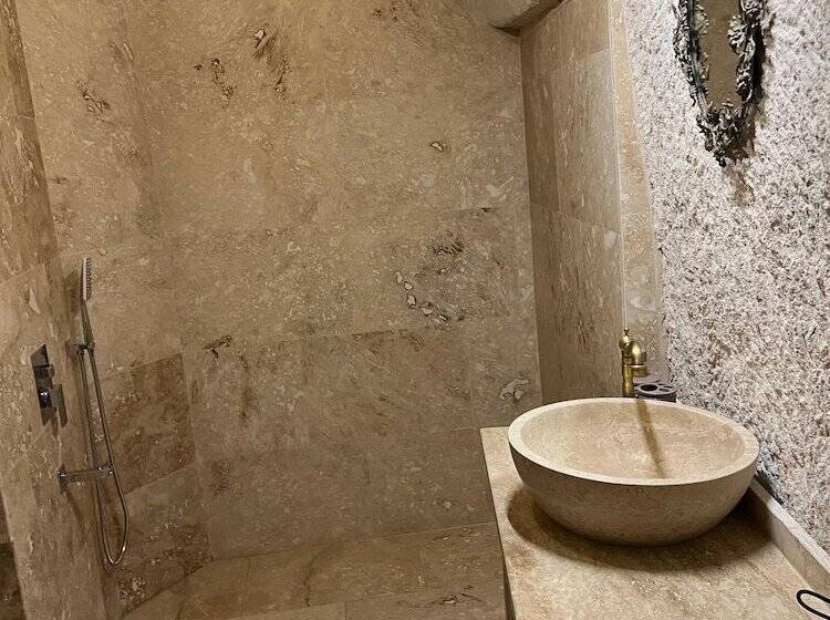 هتل Library Cave House