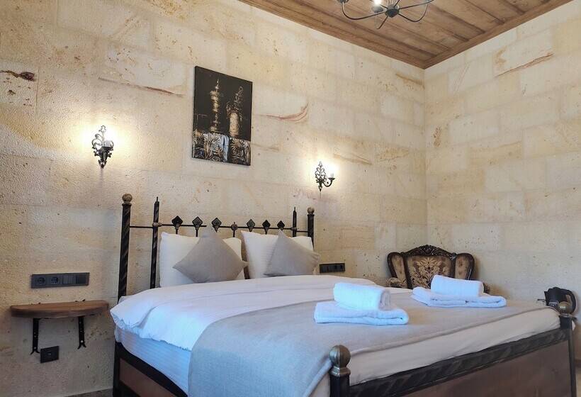 هتل Library Cave House