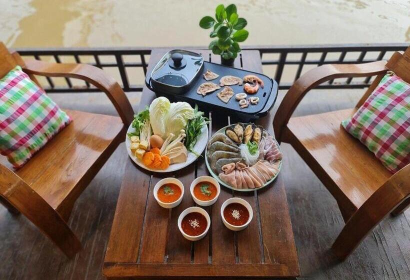 هتل Thanicha Resort Amphawa