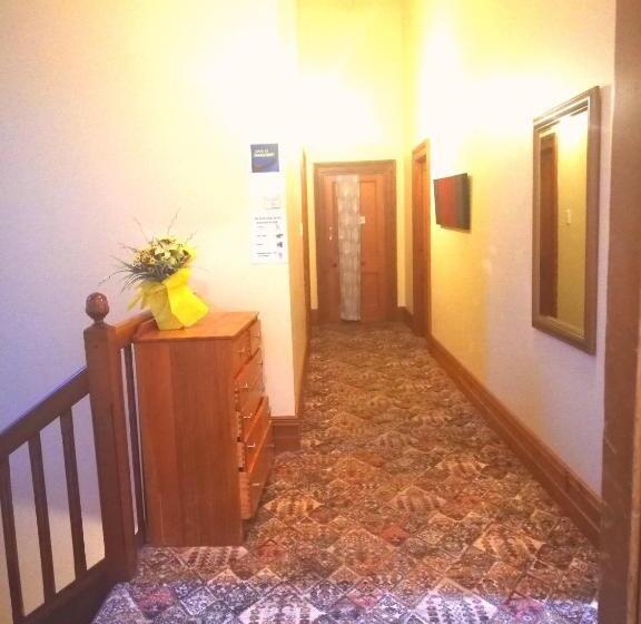 הוסטל Empire Hotel Backpackers