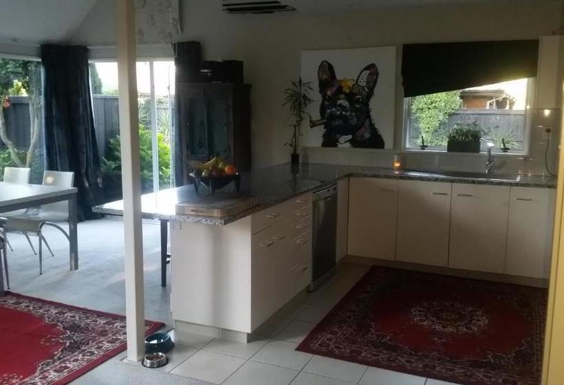 تختخواب و صبحانه Berni S Boutique Bnb