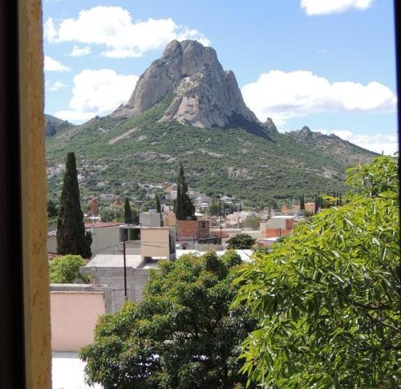 فندق Plaza Bernal