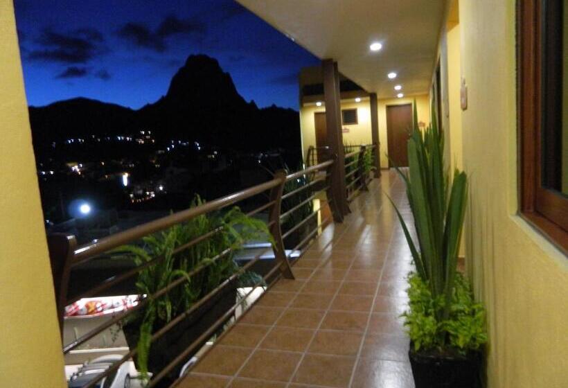 فندق Plaza Bernal