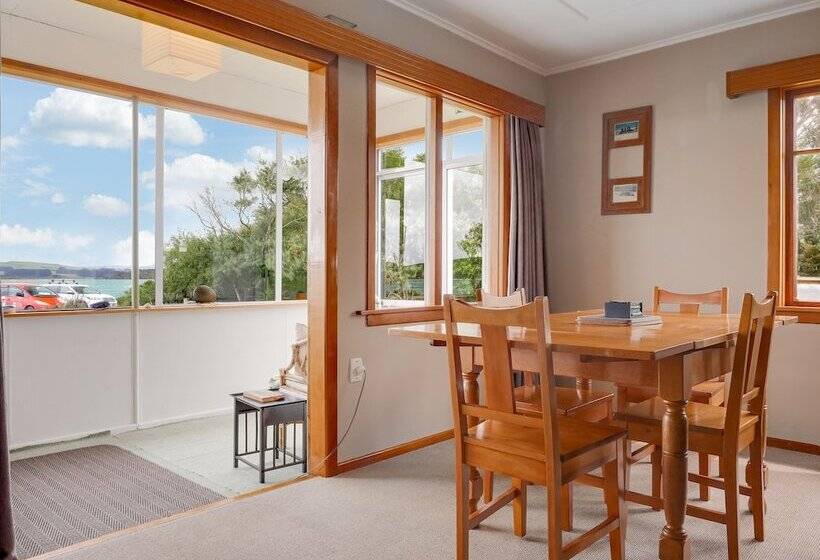 Surat Bay Lodge By The Sea/backpackers Hostel