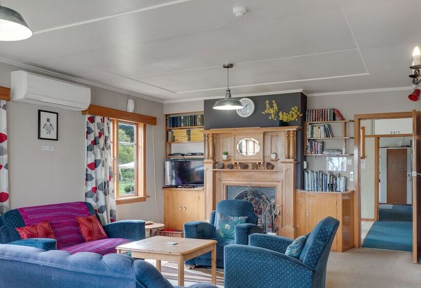 Surat Bay Lodge By The Sea/backpackers Hostel
