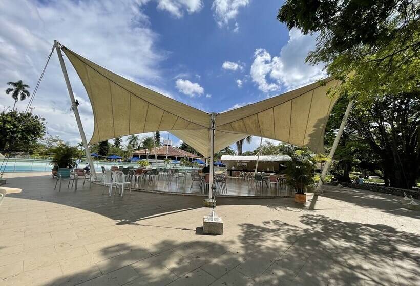 هتل Lake House Resort