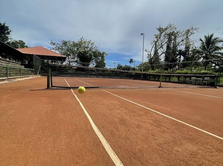 هتل Lake House Resort