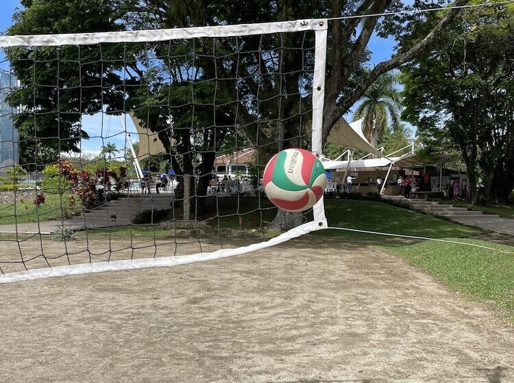 هتل Lake House Resort