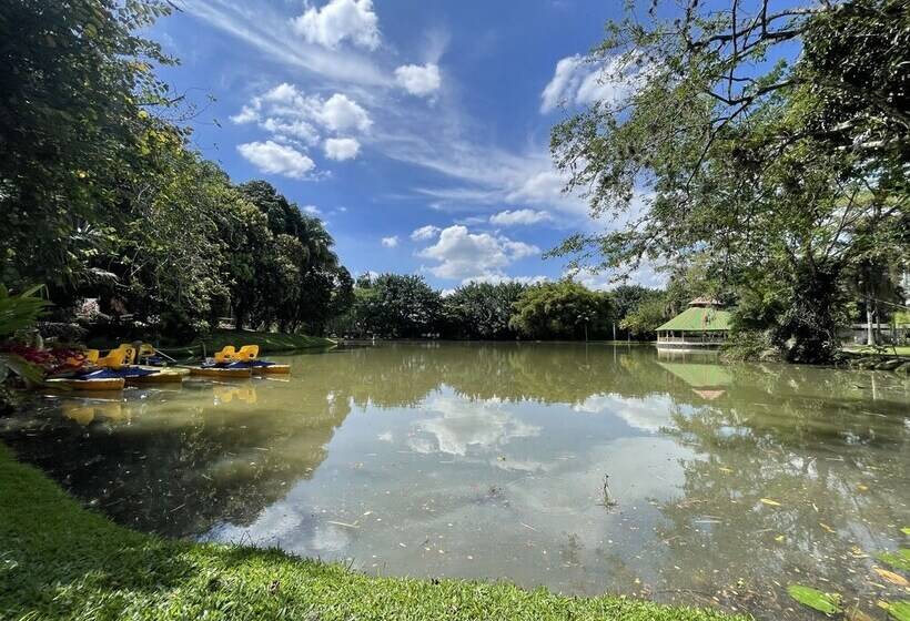 هتل Lake House Resort