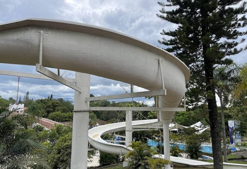 هتل Lake House Resort