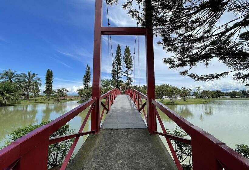 هتل Lake House Resort