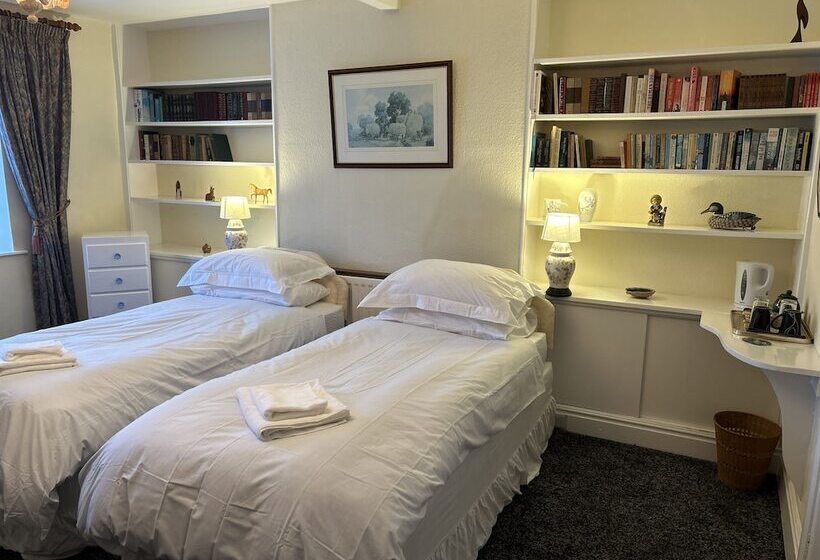 Пансион Lucy Cross Guest House