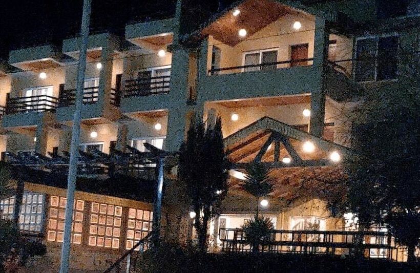 בית מלון כפרי Misty Oaks Resorts