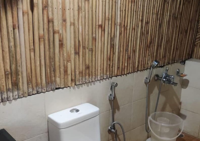 בית מלון כפרי Misty Oaks Resorts