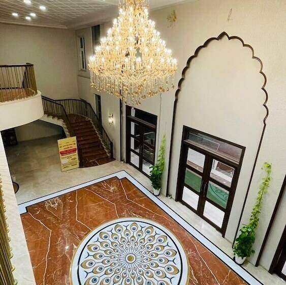 호텔 Maharaja Agrasen Palace - Pure Vegetarian