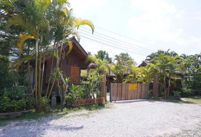 هتل Phuruarounmai Resort