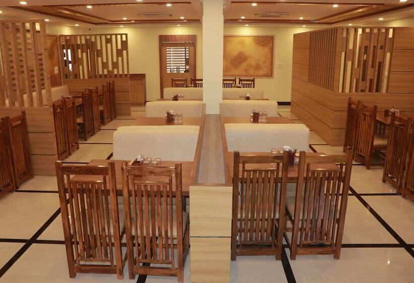 ホテル Sadanand's Highway Inn