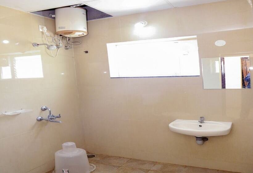 בית מלון כפרי Sri Manis Residency