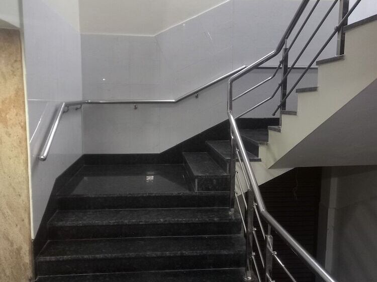 בית מלון כפרי Sri Manis Residency