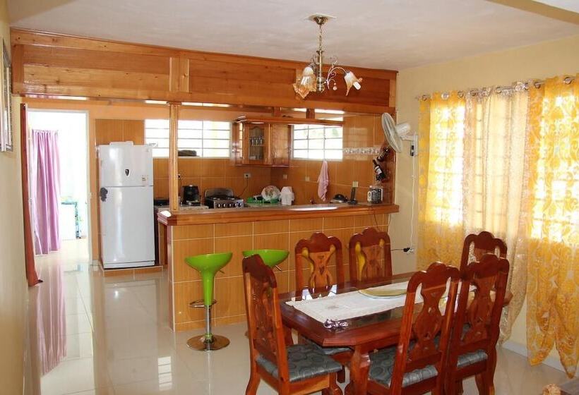 تختخواب و صبحانه Hostal Guerrillera