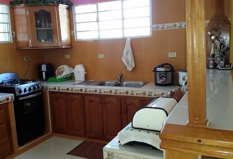 تختخواب و صبحانه Hostal Guerrillera