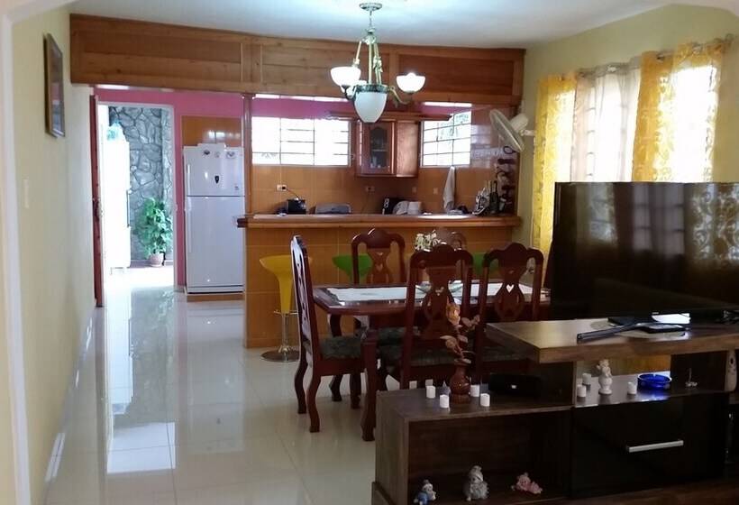 تختخواب و صبحانه Hostal Guerrillera