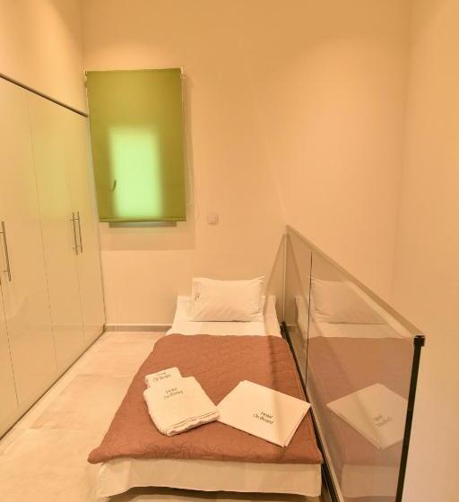 ユースホステル On Board Luxury Studios