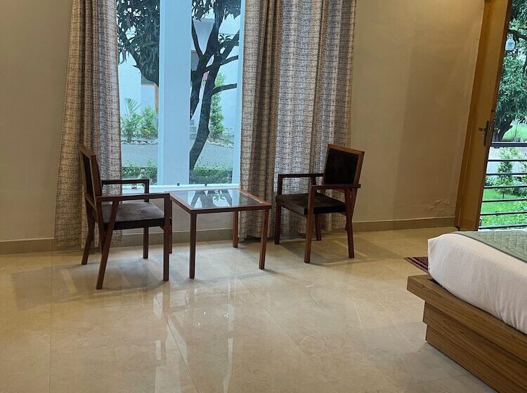 The White Oak Corbett Spa & Resort