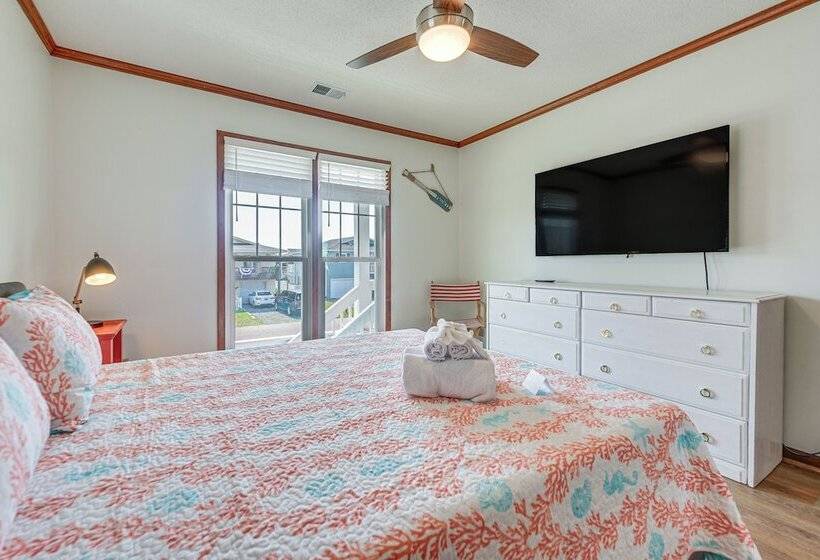 Canal Front Home W/ Deck: Walk To Holden Beach!