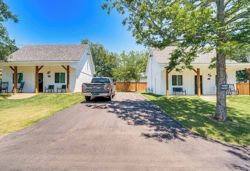 Cozy Two Peaks Home Near Lake Texoma State Park!