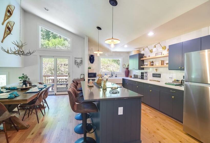 Hot Tub, Mtn View Deck: Peaceful Evergreen Home!