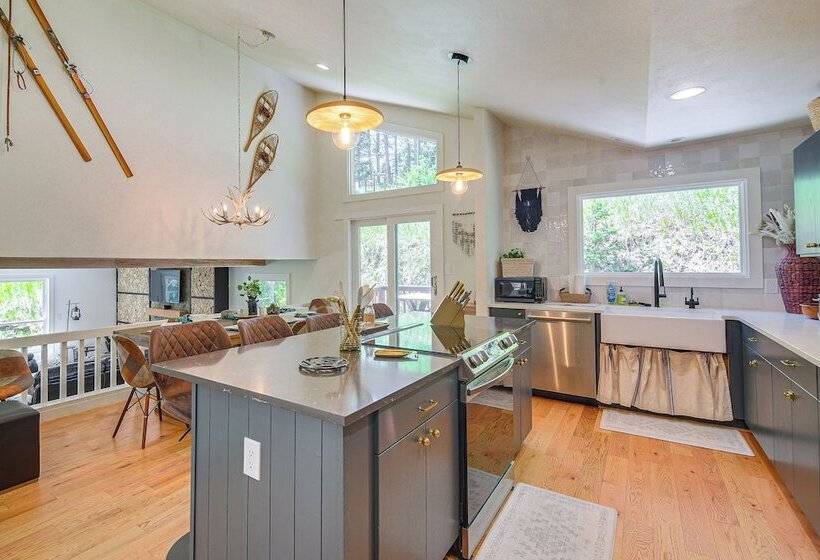 Hot Tub, Mtn View Deck: Peaceful Evergreen Home!