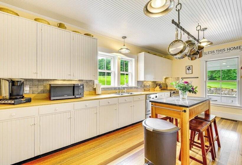 Idyllic Vermont Farmhouse: Mtn Views On 200 Acres!