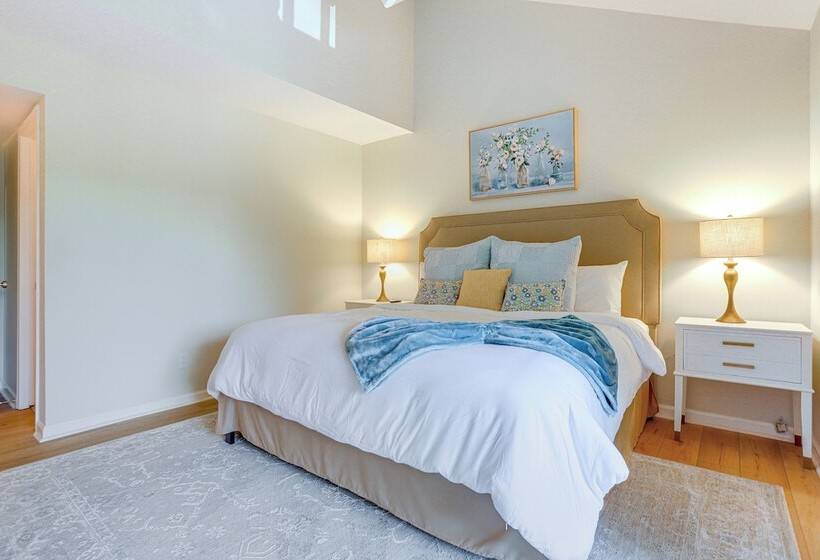 Lovely Waleska Home W/ Screened Deck & Lake Access