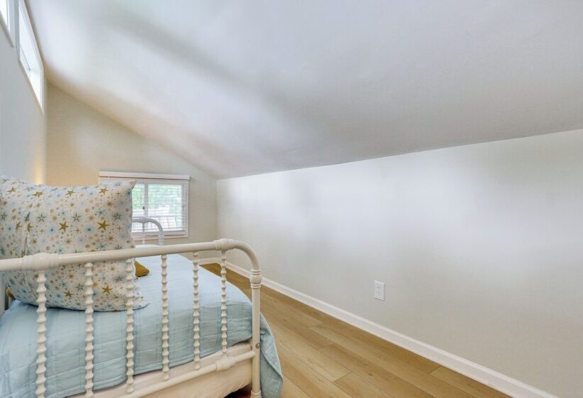 Lovely Waleska Home W/ Screened Deck & Lake Access
