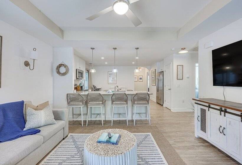 Oak Island Home W/ Screened Porch: Walk To Beach!