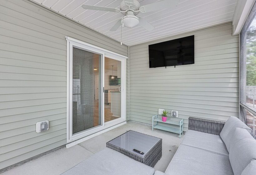 Oak Island Home W/ Screened Porch: Walk To Beach!