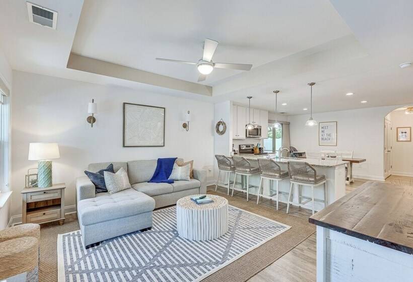 Oak Island Home W/ Screened Porch: Walk To Beach!