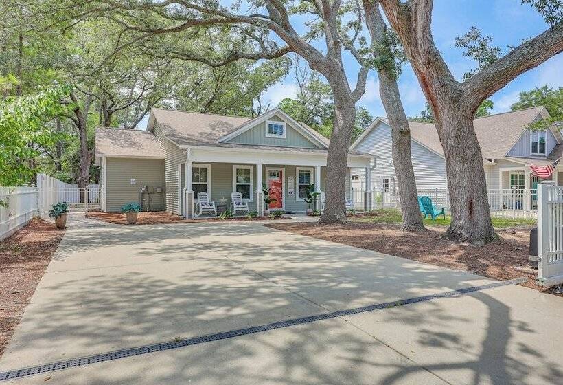 Oak Island Home W/ Screened Porch: Walk To Beach!