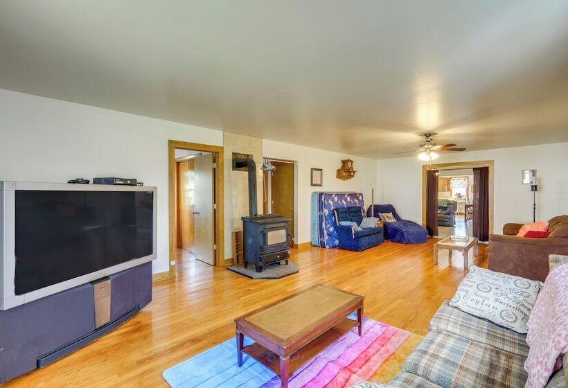 Rural Middlefield Home On Peaceful Working Farm!