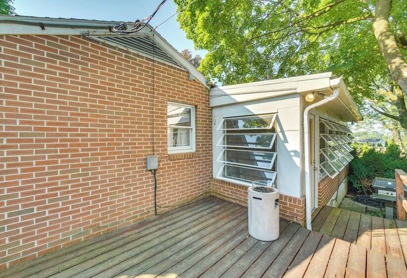 Sinking Spring Home W/ Large Sunroom & Fire Pit!