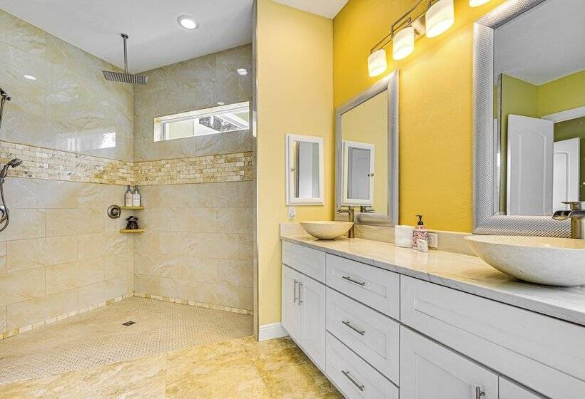 Sunny Sarasota Oasis: Swim, Golf, Shop & More!