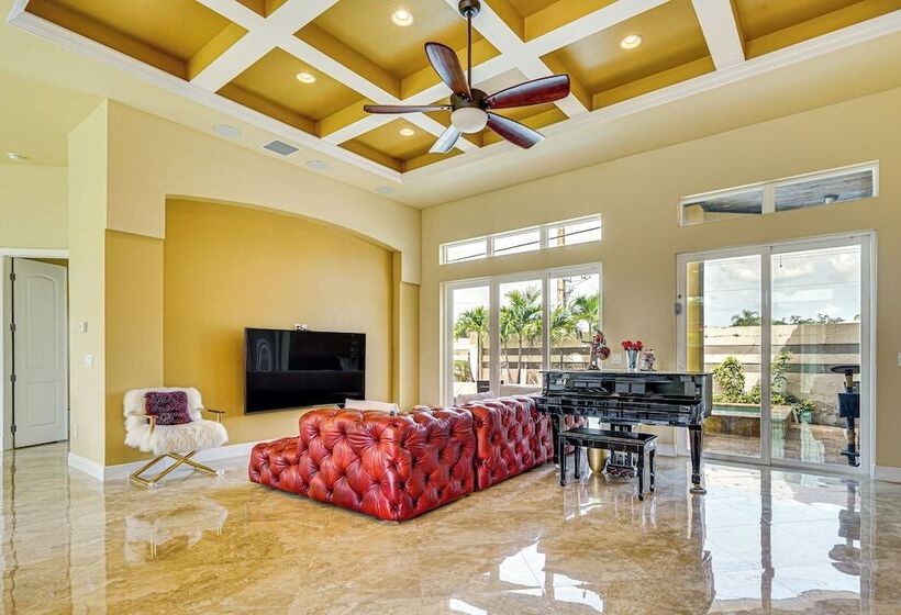 Sunny Sarasota Oasis: Swim, Golf, Shop & More!