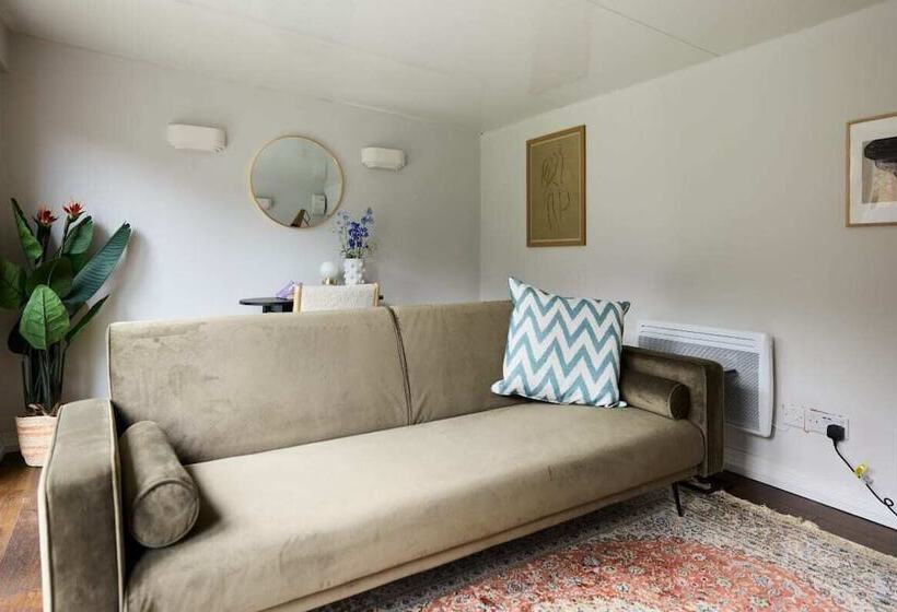 The Roehampton Place   Elegant 5bdr House With Garden + Parking